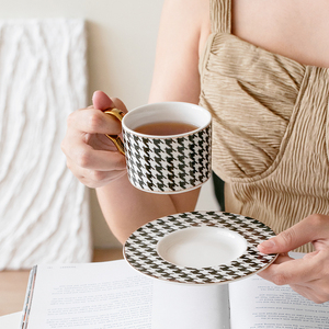 Juego de taza de café con platillo de porcelana fina, estilo americano, con diseño de celosía y flores, con asa dorada, ecológico, para oficina en casa y festividades - Product Image 6