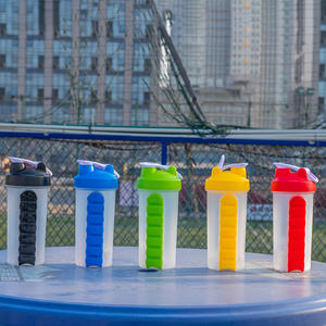 Pastillero 2 en 1 de 700 ml, Botella de Agua con 7 Compartimentos, Organizador de Medicamentos, Botella Portátil para Bebidas, Pastillero a Prueba de Fugas, Vaso Mezclador - Product Image 5