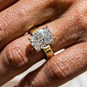 Bague solitaire de fiançailles ou de mariage SATVIK RATNA, diamant de laboratoire taille radiant 5 carats, or 14 carats, large alliance cigare, halo caché. - Product Image 1