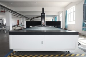 Máquina de corte láser de fibra CNC de 1-3KW LF3015E PRO con sistema de control Yaskawa HIWIN Cypcut, de sobremesa, para láminas metálicas, con refrigeración por agua AI - Product Image 1