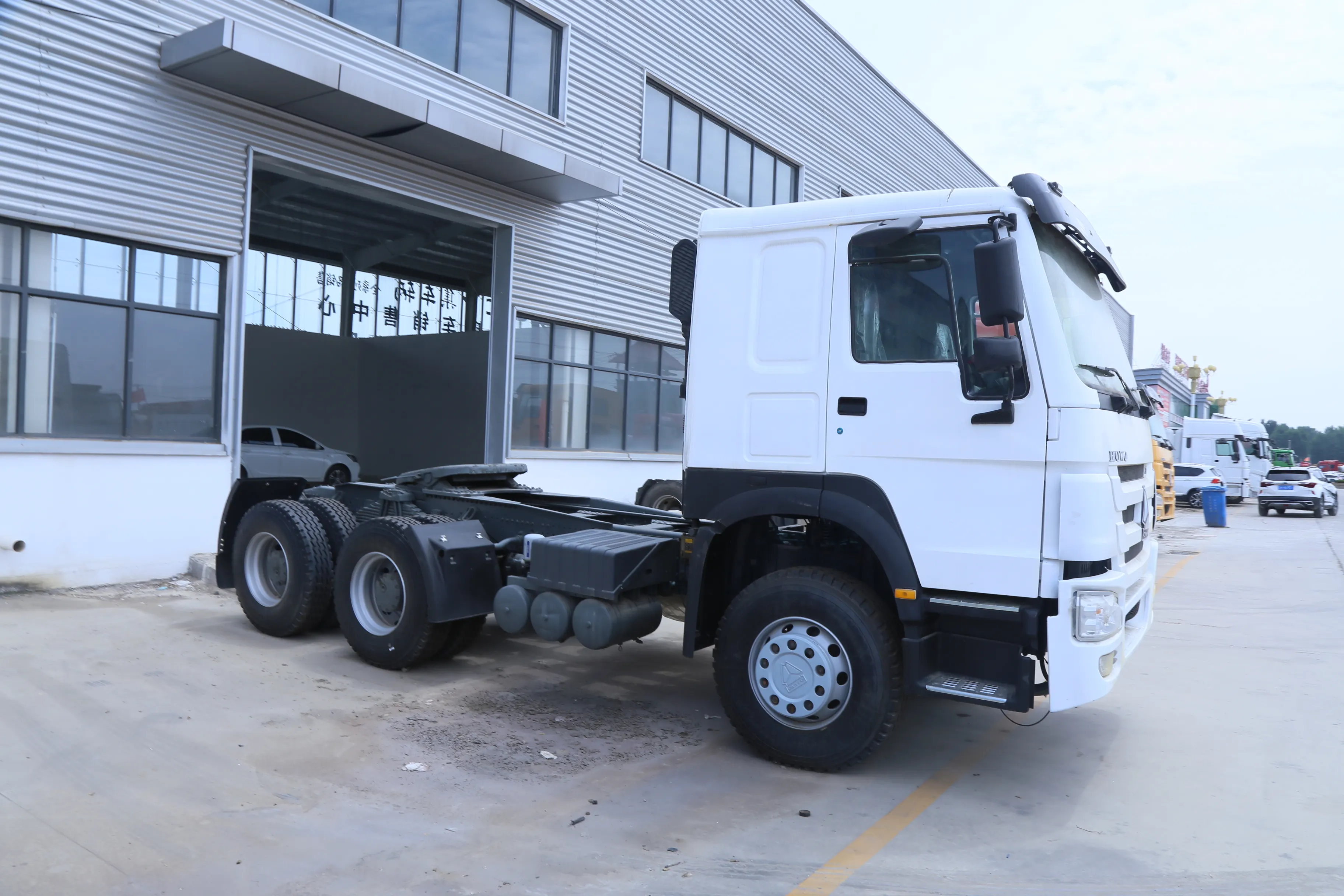 Trattore usato howo 6x4 trattore 10 ruote cng lng trattore camion in lega di metallo costruzione auto bestiame camion