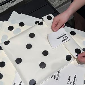 Sacs en plastique personnalisés pour vêtements, imperméables, découpés à la forme, à ouverture plate, pour magasins de mode - Vente en gros - Product Image 6