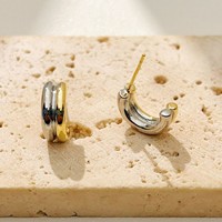 Boucles d'oreilles en laiton multicolores en forme de C haut de gamme comme accessoires de mode