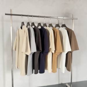 Nuova <span class=keywords><strong>T</strong></span>-<span class=keywords><strong>shirt</strong></span> da <span class=keywords><strong>Uomo</strong></span> <span class=keywords><strong>di</strong></span> <span class=keywords><strong>Lusso</strong></span> in Cotone Organico 100% con Colletto Spesso da 350 Grammi e Ricamo, Stile Moderno e Alta Qualità - Product Image 3