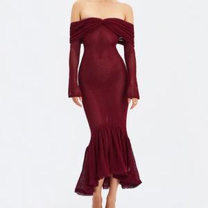 Vestido de noche formal de sirena ajustado de punto de malla color borgoña con hombros descubiertos, manga larga y dobladillo con volantes para mujer - Product Image 1