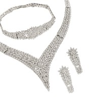 Parure de boucles d'oreilles de luxe haut de gamme en alliage, style vintage moyen-oriental, en forme de V, entièrement ornée de cristaux, avec bague ajustable et collier plaqué or