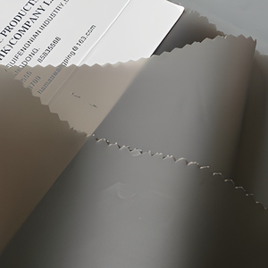 Rouleau <span class=keywords><strong>de</strong></span> <span class=keywords><strong>film</strong></span> PVC mat haute élasticité, imperméable, écologique, toucher doux, résistant à l'abrasion, anti-rayures, lisse, pour équipement extérieur, sacs et voitures - Product Image 4