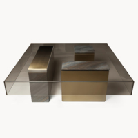 Table à café et à thé en verre artisanal de luxe italienne, durable, design moderne, cadre doré, plateau en métal noir, mobilier d'intérieur pour hôtel