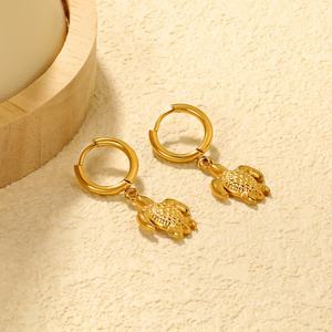 Boucles d'oreilles créatives personnalisées en forme de tortue marine, étanches, plaquées or 18 carats, en acier inoxydable, pour l'été, vente en gros - Product Image 4