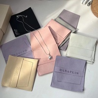 Boîte à bijoux de luxe en microfibre YZ en gros, avec logo personnalisé en relief, en velours, anti-poussière, en forme d'enveloppe, emballage de bijoux haute capacité