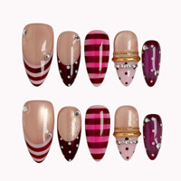 Ongles à presser en acrylique, style rétro ludique, base nude, rouge rosé, rouge bordeaux, rayures, pois, strass dorés, personnalisables