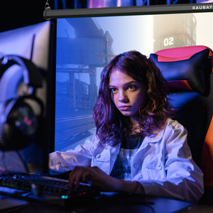 RAUBAY Retractable Pull Down Blue Screen-Polyester Wrinkle Resistant Anti-Glare 59.8" X 86.6" Collapsible Wall-Mount Background - Product Image 6