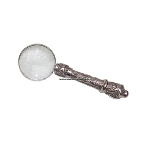 Loupe avec poignée en relief en aluminium pour la lecture de livres et de journaux - Product Image 1