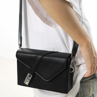 Sac à bandoulière minimaliste en cuir PU avec barre métallique, sac messager fin à rabat pour homme, usage quotidien professionnel