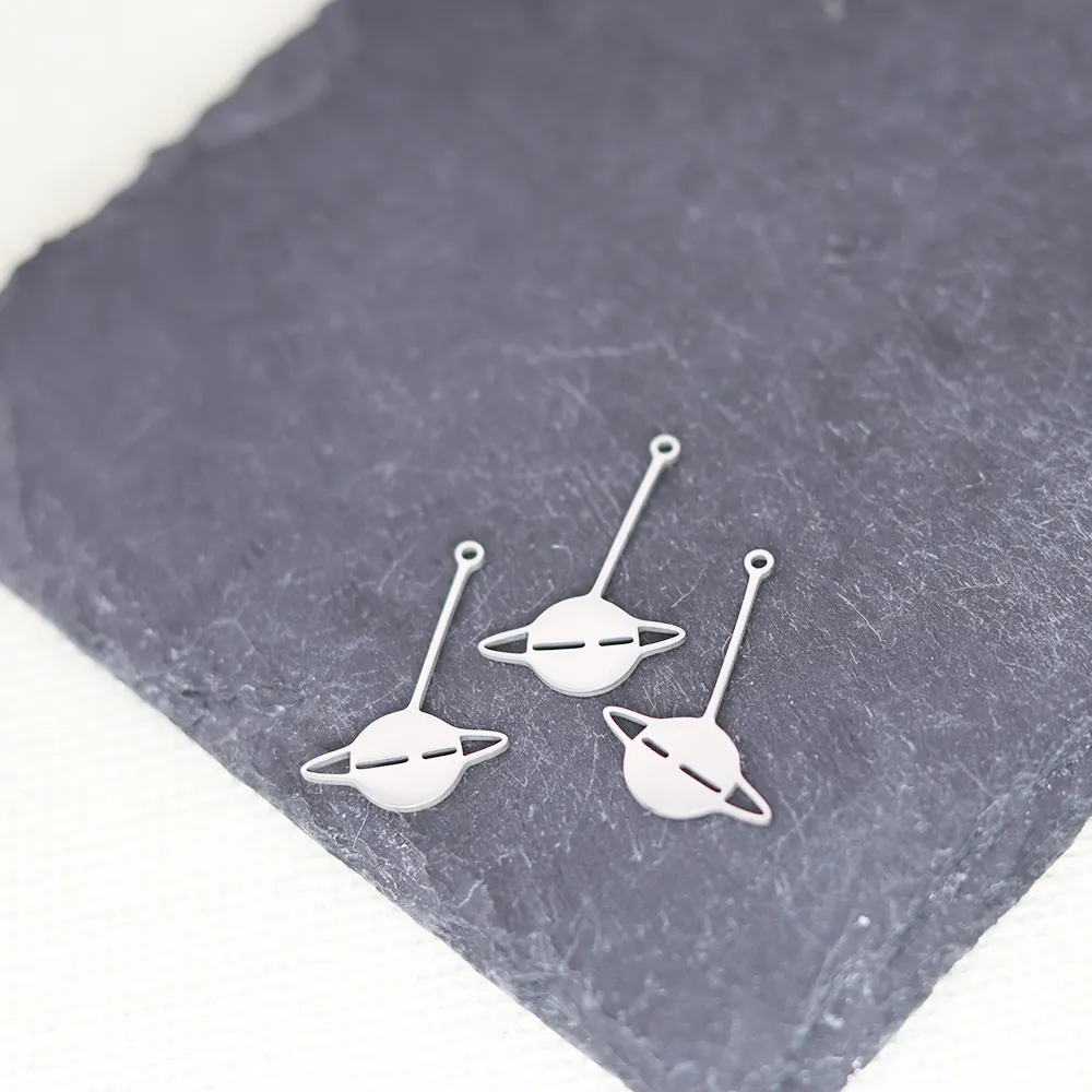 3pcs 스테인레스 스틸 미니 토성 매력 행성 매력 DIY 패션 보석 귀걸이 액세서리 만들기