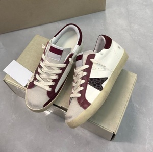 Zapatillas Deportivas Casuales Unisex con Suela Plana y Comodidad, Diseño Vintage Lavado y Desgastado, Parte Superior con Textura de Piel de Cocodrilo, Parche de Estrella, Combinación de Colores Borgoña - Product Image 3