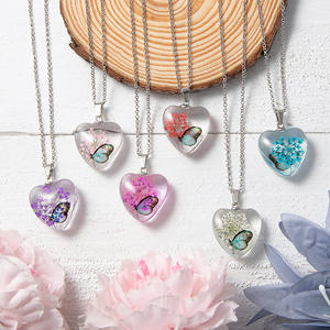 Collier pendentif en verre en forme de coeur doux pour le sens de la conception de style Ins pour femmes, collier <span class=keywords><strong>pull</strong></span> papillon fleur éternelle colorée - Product Image 1