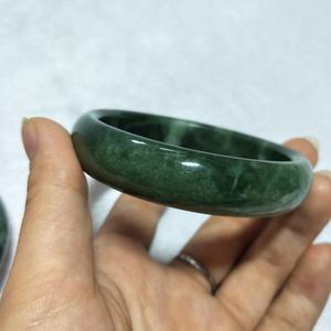 Venta al por mayor de alta calidad verde oscuro Jade brazaletes 54mm-64mm jaspe ancho Natural curación piedras preciosas pulseras regalo de moda para las mujeres - Product Image 3