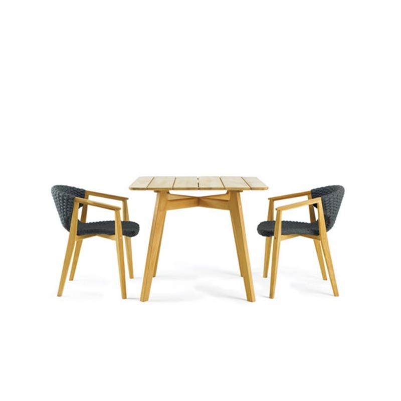 Une table et deux fauteuils (bois de frêne).