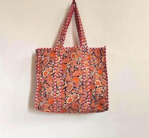 Sac fourre-tout réversible en coton matelassé, motif floral Kantha, grand sac à main écologique pour le shopping et les voyages - Product Image 1