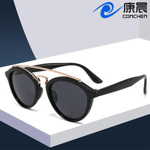 Gafas de Sol para Mujer, Montura de PC, Lentes UV400, Negras, Doble Puente, Protección Solar Moderna para Conducir, Viajar y Uso al Aire Libre - Product Image 3