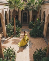 Robe de soirée en satin LM D385 Chartreuse à col halter, corsage ajusté, fente haute ample, superpositions volumineuses et traîne au sol, robe de cérémonie