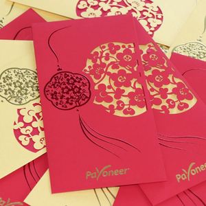 Sobres Rojos de Lujo Vintage para Regalo, Papel Perlado con Tacto de Perla, Paquetes Rojos con Diseño Floral - Product Image 4