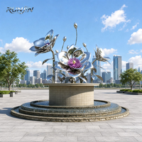 Sculpture florale en acier inoxydable poli miroir, groupe de fleurs à étamines violettes, installation artistique florale pour aménagement paysager de place publique, fabrication sur mesure
