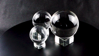Boule de cristal K9 de haute qualité avec forme ronde transparente et effet de réfraction optique pour décoration