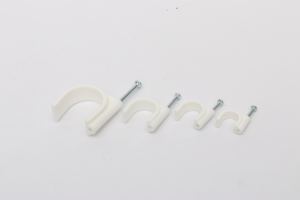 Clips de câble circulaires de type PE à insertion, élastiques et résistants aux chocs, fixés par clou, permettant d'économiser du temps et des coûts - Product Image 3