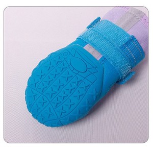 मध्यम बड़े कुत्तों के लिए 360 डिग्री एंटी-स्लिप जूते रक्षक वाटरप्रूफ चिंतनशील स्ट्रिप्स बाहरी पालतू कपड़ा सामान - Product Image 4