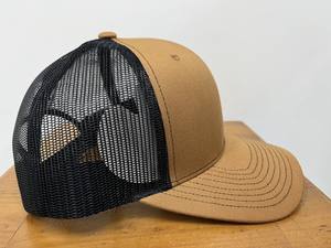 Gorra de camionero de 6 paneles estructurada con ala ligeramente curvada personalizada de alta calidad al por mayor gorra deportiva para el sol ajustable en la espalda de malla transpirable - Product Image 3