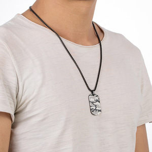 Pendentif militaire camouflage en acier titane noir, blanc et gris, tendance et unique pour homme, personnalisable et de niche - Product Image 4