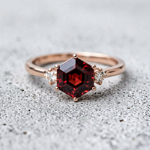 Anillo de Compromiso con Diamante Tallado Hexagonal Chapado en Oro con Piedras Laterales de Diamante de Laboratorio, Estilo Moderno para Mujer, para Bodas, Aniversarios y Fiestas - Product Image 1