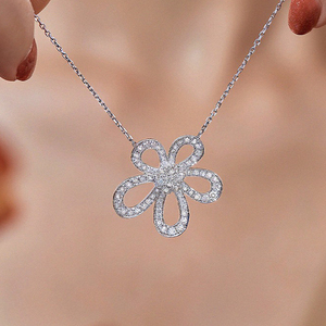 Collier personnalisé SGARIT en or 18 carats avec diamant de laboratoire, collier ras-de-cou fleur, bijou tendance et élégant pour femmes. - Product Image 4