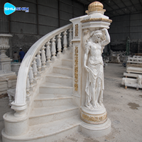Rampe d'escalier en marbre de style européen avec balustres sculptés à la main et poteau de balustrade à figure masculine pour la décoration intérieure de villas de luxe