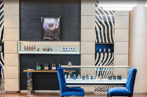 Meubles luxueux en MDF, vitrine de magasin de parfums personnalisée avec étagère murale lumineuse à LED - Product Image 4