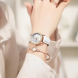 Montre pour femme à double calendrier en or rose, montre-bracelet à quartz lumineuse étanche en acier inoxydable sertie de diamants - Product Image 5