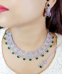 Conjunto de pendientes de collar con tachuelas de diamantes americanos chapados en plata hechos a mano para mujer que incluye fiestas de bodas Mang Tikka - Product Image 1