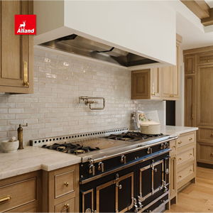 Sofisticato Mobile da <span class=keywords><strong>Cucina</strong></span> in Rovere Bianco con Pannello Shaker Integrato, Dettaglio Lineare Rotondo Radiante e Piano di Lavoro in Onice - Product Image 5