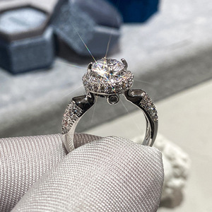 Anillo de Diamantes de Oro Blanco para Mujer F649, Corte Brillante Redondo, Color G Natural, Anillo de Compromiso con Diamantes Laterales - Product Image 2