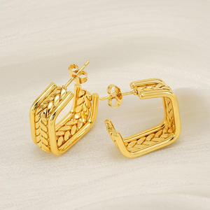 Nouveau arrivage de boucles d'oreilles <span class=keywords><strong>créoles</strong></span> délicates en acier inoxydable plaqué <span class=keywords><strong>or</strong></span> avec chaîne en forme de cœur de blé pour femmes - Product Image 5