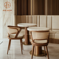 Ensemble de mobilier de restaurant, tables carrées en marbre avec canapé en cuir brun pour café et chaises à dossier en rotin tressé pour café