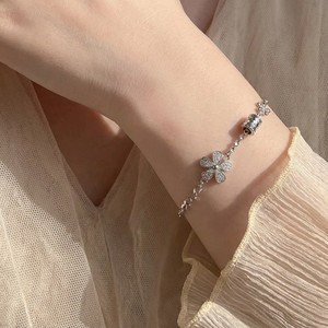 สร้อยข้อมือเงินแท้ S925 ประดับเพทายรูปโคลเวอร์ ดีไซน์หรูหราเบาๆ เครื่องประดับเงินสำหรับผู้หญิง เหมาะสำหรับใช้ในชีวิตประจำวัน ของขวัญวันครบรอบ - Product Image 2