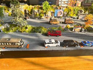 TOMICA Diorama in Scala 1:64 Scena Autostradale e Fluviale con <span class=keywords><strong>Auto</strong></span> in Metallo - Modello Paesaggistico in Miniatura Personalizzato per Collezionisti (Modello 2638 120x40cm) - Product Image 3