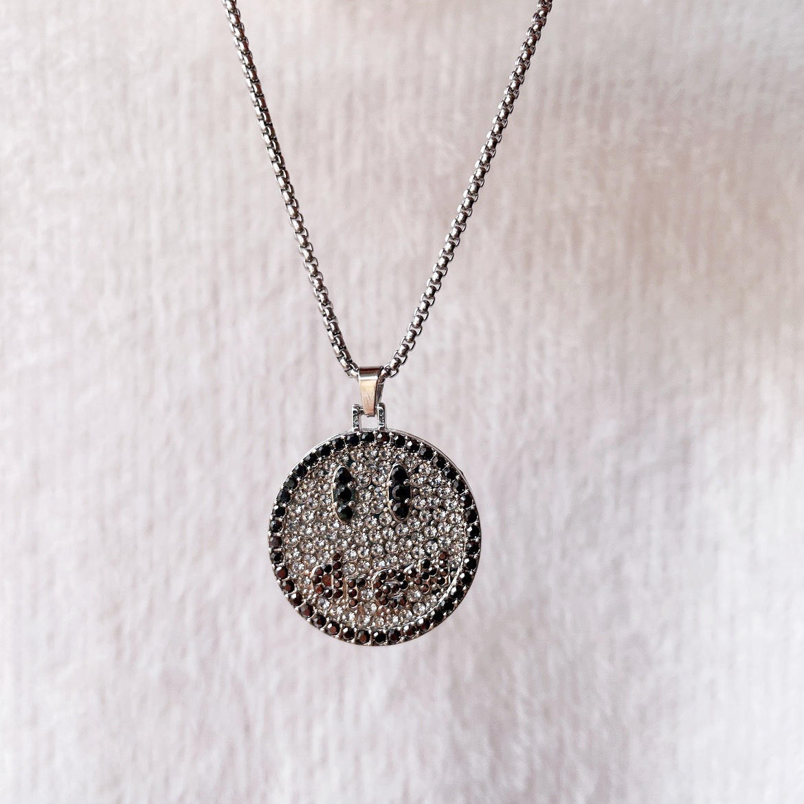 หน้ายิ้มเต็มไปด้วยเพชร Xl0243พร้อมโซ่เหล็ก70ซม.