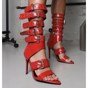 Sandales en cuir <span class=keywords><strong>noir</strong></span> et rouge à talons hauts punk gothique pour femme avec boucle découpée et talon <span class=keywords><strong>clouté</strong></span> pour les mariages d'été - Product Image 1