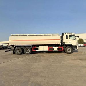 Camión Cisterna de Combustible de Tamaño Mediano Marca JAC 6X4 con Capacidad de 20000 Litros para Petróleo Crudo, Gasolina y Diésel - Product Image 3