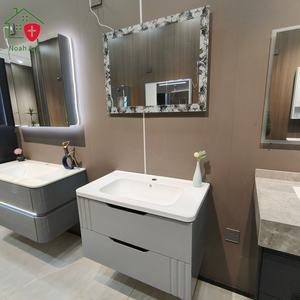 Mueble de baño gris con diseño de doble cajón, espejo con marco de encaje, encimera blanca redondeada y lavabo blanco - Product Image 5
