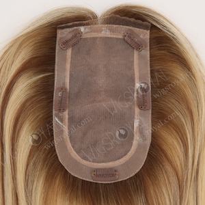 Toppers de cheveux humains à base de soie avec clip, aspect naturel, blond avec reflets bruns, petite taille <span class=keywords><strong>3</strong></span> x 6,25 pouces - Product Image 4